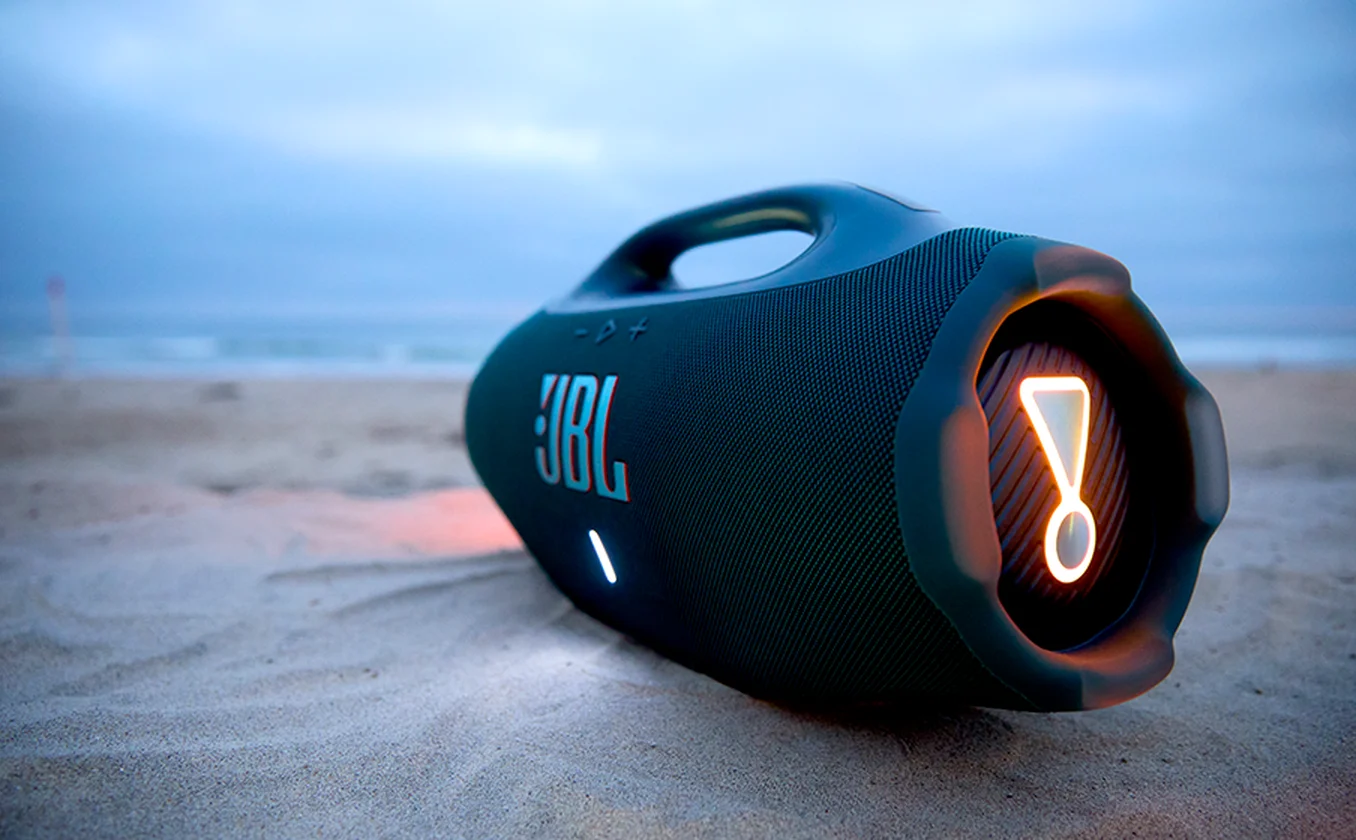 JBL Boombox 4 preta em ambiente de praia e férias